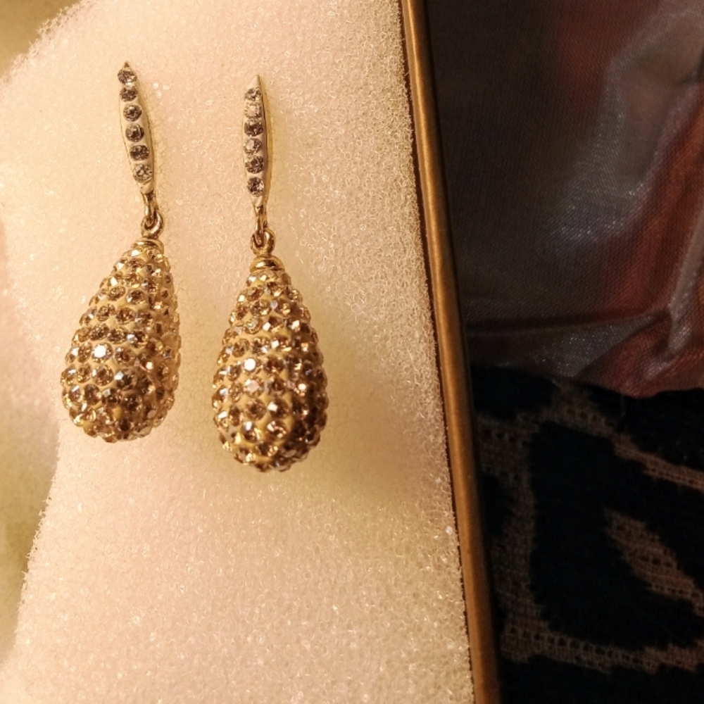Gold Crystal Teardrop Dangle Earrings – Luxe Sparkle Statement